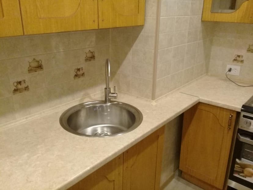 Установка столешницы для кухни в СПБ на Олеко Дундича