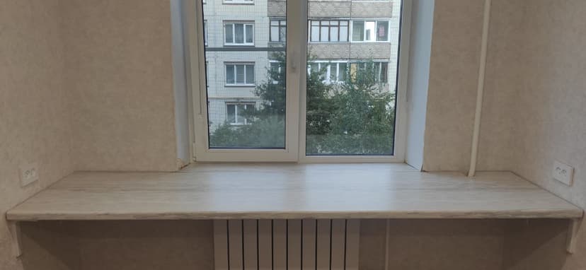 Установка подоконника-столешницы из ЛДСП в СПб, ул. Октябрьская