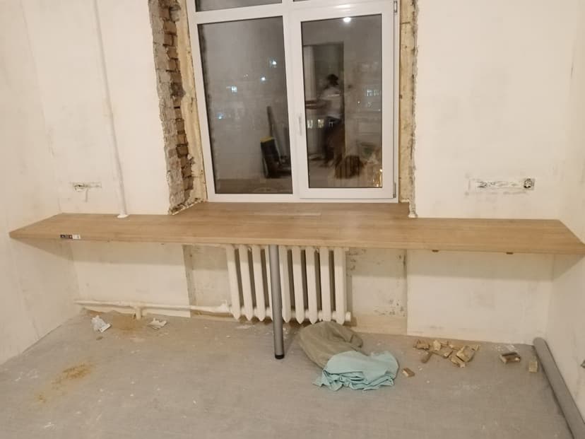 Установка подоконника-столешницы из ЛДСП в СПб, ул. Сердобольская