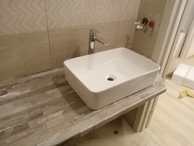 Установка столешницы из ЛДСП в ванной в СПб, ул. Планерная д.91